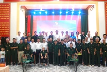 Đoàn công tác của Hội Nhà báo Việt Nam, lãnh đạo tỉnh Nghệ An và các đại biểu, thương binh, bệnh binh chụp ảnh lưu niệm. Ảnh: TRẦN PHONG