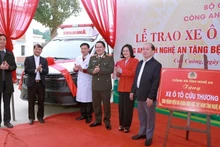 Thiếu tướng Bùi Quang Thanh, Giám đốc Công an tỉnh Nghệ An trao xe cứu thương tặng Bệnh viện Đa khoa khu vực tây nam.