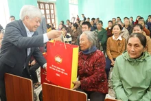 Đồng chí Đỗ Văn Chiến hỏi thăm động viên, trao tặng quà Tết cho người dân.