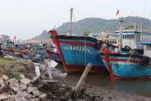 Tàu thuyền neo đậu ở cảng Lạch Quèn, xã Quỳnh Thuận, huyện Quỳnh Lưu.