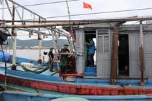 Cán bộ Đồn Biên phòng Quỳnh Phương, Bộ đội Biên phòng Nghệ An kiểm tra, nhắc nhở ngư dân tuân thủ các quy định về khai thác thủy sản.