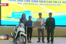 Trao thưởng cho sinh viên đồng bào Rục đầu tiên đỗ đại học