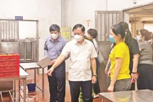 Đoàn kiểm tra liên ngành về an toàn thực phẩm chỉ ra nhiều vi phạm tại bếp ăn của Công ty TNHH Đồ chơi Chee Wah Việt Nam. (Ảnh THU TRANG)