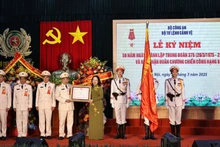 Phó Chủ tịch nước Võ Thị Ánh Xuân trao Huân chương Chiến công hạng Ba tặng Trung đoàn 375.