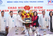  Phó Chủ tịch Quốc hội Nguyễn Thị Thanh thăm và chúc mừng cán bộ, bác sĩ, nhân viên y tế tại Bệnh viện Phụ sản Trung ương. 