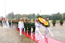Đoàn đại biểu đặt vòng hoa vào Lăng viếng Chủ tịch Hồ Chí Minh.