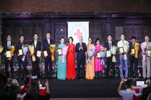 Tôn vinh các tổ chức, doanh nghiệp có nhiều đóng góp cho phong trào nhân đạo. 