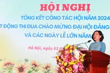 Chủ tịch Hội Liên hiệp Phụ nữ thành phố Hà Nội Lê Kim Anh phát động thi đua. 