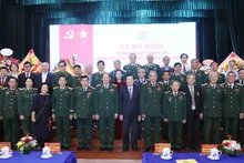 Các đại biểu chụp ảnh lưu niệm.