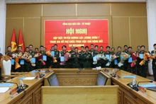 Chủ nhiệm Tổng cục Hậu cần-Kỹ thuật Trần Minh Đức biểu dương lực lượng quân y tham gia hỗ trợ khắc phục hậu quả động đất tại Myanmar. 