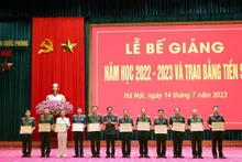 Khen thưởng các tập thể, cá nhân hoàn thành xuất sắc nhiệm vụ năm học 2022-2023. 
