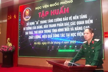 Thiếu tướng Lê Văn Hải, Phó chính ủy Học viện Quốc phòng phát biểu khai mạc tập huấn. 
