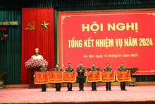 Giám đốc Học viện Quốc phòng Thượng tướng Trần Việt Khoa trao Cờ thi đua tặng các đơn vị xuất sắc. 