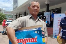 Ngư dân thành phố Tuy Hòa được nhận quà là những thiết bị cần thiết khi đi biển.