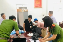 Lực lượng chức năng kiểm tra số lượng hàng cấm do đối tượng Trương Đức Hơn vận chuyển trái phép. (Ảnh: Lưu Hạnh)