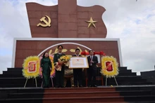 Lãnh đạo tỉnh Phú Yên trao trao bằng xếp hạng di tích lịch sử cấp tỉnh đối với công trình nơi thành lập LLVT tỉnh cho Bộ CHQS tỉnh và huyện Tuy An