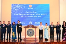 Lễ đánh cồng khai trương giao dịch chứng khoán đầu Xuân Giáp Thìn 2024. (ẢNH: HoSE)