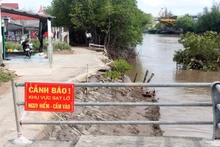 Hiện trường vụ sạt lở đất khu vực bờ phía Tây hạ lưu cống Nhà Mát, tỉnh Bạc Liêu. (Ảnh: GIA MINH).