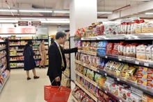 Người tiêu dùng mua hàng tại siêu thị. (Ảnh: Tuệ Nghi)