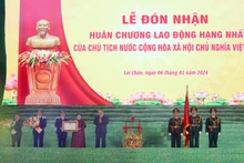 Thay mặt lãnh đạo Đảng, Nhà nước, Đại tướng Tô Lâm, Ủy viên Bộ Chính trị, Bộ trưởng Công an trao Huân chương Lao động hạng Nhất tặng Đảng bộ, chính quyền và nhân dân các dân tộc Lai Châu.