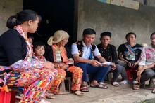 Trưởng bản – Bí thư chi bộ của bản Mán Tiển Lý Chin Phú (người ngồi giữa) là người tâm huyết và có nhiều đóng góp vào sự thay đổi của người Dao đỏ nơi đây. 