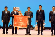 Lãnh đạo tỉnh Lai Châu trao Cờ thi đua của Chính phủ cho tập thể lãnh đạo Công ty Điện lực Lai Châu.