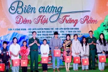 Lãnh đạo Bộ Chỉ huy Bộ đội Biên phòng Lai Châu tặng quà cho các cháu học sinh có hoàn cảnh đặc biệt khó khăn.