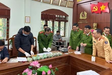 Cơ quan điều tra kiểm tra tang vật vụ án. (Ảnh: Công an Lai Châu)