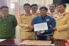 Đối tượng Sở bị bắt cùng tang vật vụ án khi đang trên đường vận chuyển ma túy đi tiêu thụ.