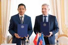 Giám đốc Quỹ “Truyền thống và Hữu nghị” Nguyễn Quốc Hùng (trái) và ông Sergei Tarasov, Hiệu trưởng Đại học Sư phạm quốc gia Herzen. (Ảnh: THANH THỂ)