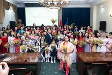 Đại sứ Đặng Minh Khôi chụp ảnh lưu niệm cùng các cán bộ, nhân viên, phu nhân thành viên Đại sứ quán, đại diện cộng đồng. (Ảnh: THANH THỂ)