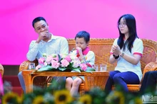 Lê Hà Minh Anh (ngồi giữa) và bố của em tại Liên hoan.
