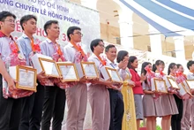 Đại diện Ban tổ chức Kỳ thi trao Bằng khen tặng các cá nhân xuất sắc.