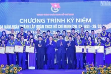 Đồng chí Nguyễn Trọng Nghĩa (thứ 7 từ trái sang) cùng đại diện các bộ, ban, ngành, đoàn thể trao Giải thưởng Lý Tự Trọng năm 2025 tặng các cá nhân tiêu biểu.
