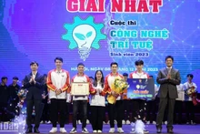 Bí thư Trung ương Đoàn, Chủ tịch Hội Sinh viên Việt Nam Nguyễn Minh Triết (ngoài cùng bên trái) trao giải nhất tặng các thí sinh Trường Đại học Kỹ thuật công nghiệp Thái Nguyên (Đại học Thái Nguyên).