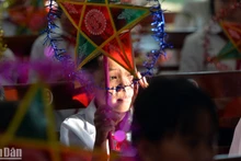 Một học sinh xã Bàn Đạt (huyện Phú Bình, tỉnh Thái Nguyên) nhận những phần quà Trung thu sớm.