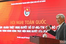 Giáo sư Nguyễn Quân, nguyên Ủy viên Trung ương Đảng, nguyên Bộ trưởng Bộ Khoa học và Công nghệ, trao đổi thông tin với thanh niên tại Hội nghị.