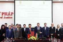 Bộ trưởng Tư pháp Lê Thành Long và người đồng cấp Hungary, ông Tuzson Bence trao Ý định thư về đào tạo, cán bộ pháp luật và tư pháp. 