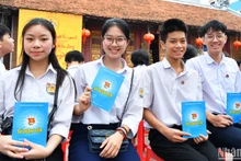 Niềm hân hoan của những đoàn viên được kết nạp trong khuôn khổ chương trình "Ngày đoàn viên" năm 2025.