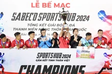 Bí thư thứ nhất Trung ương Đoàn Bùi Quang Huy (thứ 5 từ trái sang) trao cúp vô địch tặng đại diện đội Bia Sài Gòn miền Đông. 
