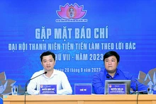 Đồng chí Nguyễn Minh Triết (bên trái) thông tin về Đại hội tại buổi gặp mặt báo chí.