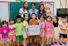 Các cô giáo và học sinh Trường Mầm non Thanh Lâm quyên góp xà phòng sát khuẩn.