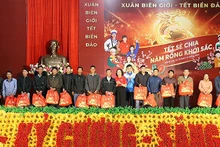 Đồng chí Bùi Quang Huy (thứ 7 từ phải sang) cùng đại diện các đơn vị liên quan trao quà Tết tặng các hộ gia đình có hoàn cảnh khó khăn.