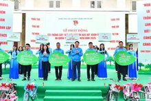 Bí thư Trung ương Đoàn, Chủ tịch Hội Liên hiệp Thanh niên Việt Nam Nguyễn Tường Lâm, Bí thư Thành đoàn Hà Nội Chu Hồng Minh (thứ 3 và 5 từ phải sang) giao chỉ tiêu nhiệm vụ cho 5 đội hình tình nguyện Tháng Thanh niên năm 2025 của tuổi trẻ Thủ đô.