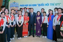 Chủ tịch Quốc hội Trần Thanh Mẫn và nguyên Phó Chủ tịch nước Trương Mỹ Hoa cùng các đại biểu dự Phiên họp giả định "Quốc hội trẻ em" lần thứ 2. Trong số này, có nhiều em là người dân tộc thiểu số.