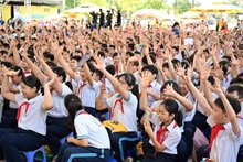 Đông đảo thiếu nhi địa phương đến tham gia Ngày hội.