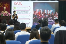 Các bạn trẻ lắng nghe chia sẻ từ đại diện Hội Sinh viên Việt Nam tại Vương quốc Anh trong khuôn khổ chương trình.