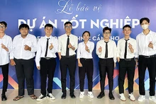 Nhiều người có thể nhầm lẫn khi gặp thầy giáo Phan Văn Tính (thứ 4 từ trái sang) cùng học trò bởi khoảng cách độ tuổi.