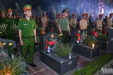 Cán bộ, chiến sĩ trẻ lực lượng vũ trang tham gia Lễ thắp nến tri ân các anh hùng liệt sĩ cấp Trung ương năm 2023. (Ảnh: THÀNH ĐẠT)