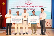 Đại diện các gia đình chính sách tiếp nhận bảng tượng trưng kinh phí xây dựng nhà tình nghĩa tại Tọa đàm.